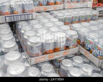 Stapeln Sie 24-Pack-Kartons von Fanta Zero Sugar Softdrink im britischen Supermarkt. Erfüllung der Anforderungen an zuckerhaltige Diätgetränke, Bedenken hinsichtlich der Zuckeraufnahme Stockfoto