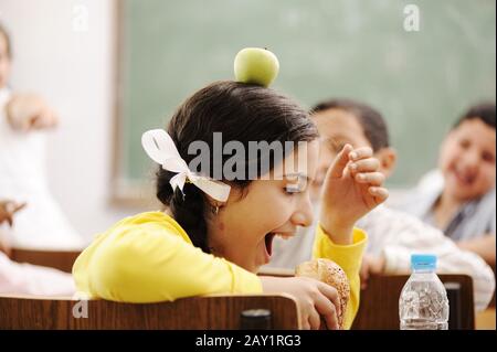 Kinder, die im Klassenzimmer spielen, Glück und Zusammenleben mit dem Lernen in der Bildung Stockfoto