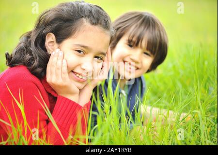 Glückliche Kinder in der Natur Stockfoto