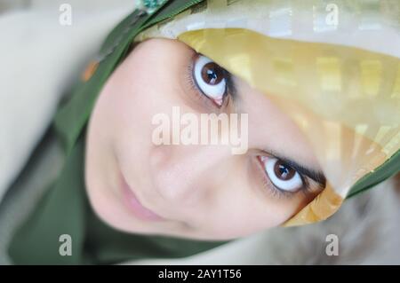 arabisch-asiatische muslimin mit bedeutenden Kleidungsstücken Stockfoto