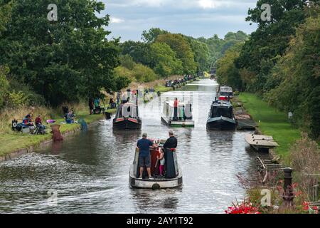 Narrowboats navigieren in einem Kanalwettbewerb auf dem Shropshire Union Canal in Den Stäben um die Konkurrenten. Stockfoto