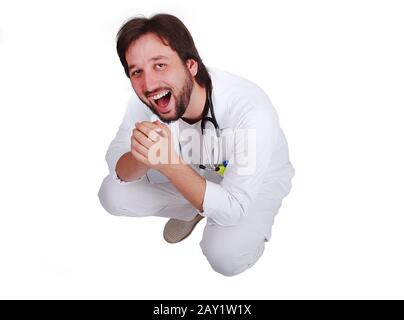 Junger männlicher Arzt sitzt und lacht Stockfoto