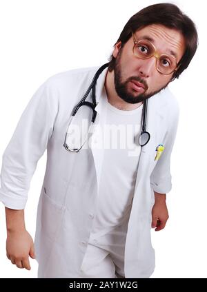 Junger männlicher Arzt in Weiß steht dicht mit lustig überraschtem Gesicht Stockfoto