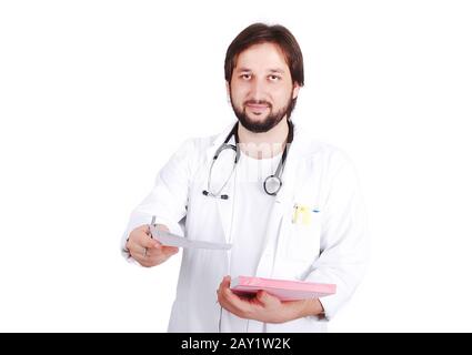Junger männlicher Arzt bereitet eine Quittung vor Stockfoto