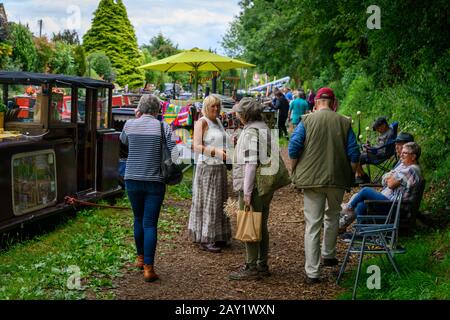 Besucher, die den Besuch des ersten Gnosall Canal Festivals, des C-Fest, im Dorf Staffordshire genießen. Stockfoto