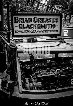 Schwarz-Weiß-Bild der Werkstatt von Brian Greaves Blacksmiths auf einem schmalen Boot, das in Gnosall, Staffordshire, gefestert ist. Stockfoto
