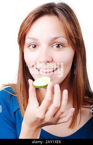 Nettes Mädchen, das eine Gurke essen will Stockfoto