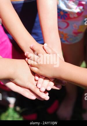 Viele Hände aneinander Stockfoto