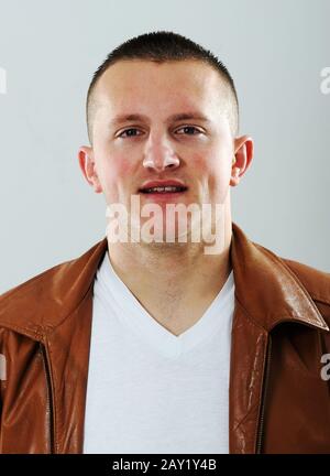 Portrait des jungen kaukasischen Mannes Stockfoto