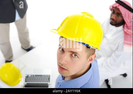 Multikulturelle Gruppe von Ingenieurarchitekten, die für ein neues Projekt planen Stockfoto