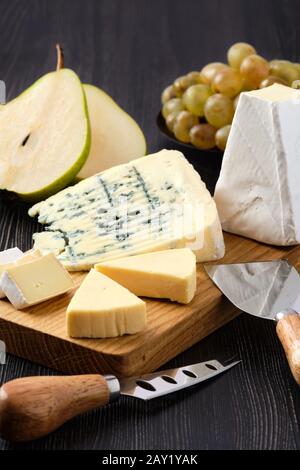 Auswahl an Käse und Snack für Wein Stockfoto