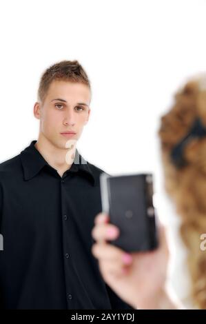 Freundin macht sich ein Bild von einem lächelnden Freund Stockfoto