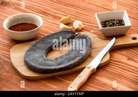 Spezielle Pirot-Wurst mit Hufeisen - Peglana Pirotska kobasica, aus Kalbfleisch, Schaf- und Ziegenfleisch, mit Knoblauch und gemischtem Pfeffer Stockfoto