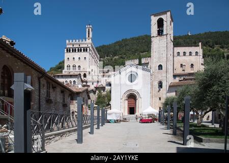 Die romanisch-gotische Chiesa di San Giovanni Battista (St. Johannes die baptistische Kirche), Drehort der italienischen Fernsehserie Don Matteo, und des gotischen Palazzo Stockfoto