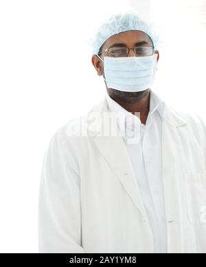 Selbstbewusster afroamerikanischer männlicher Chirurg lächelnd Stockfoto