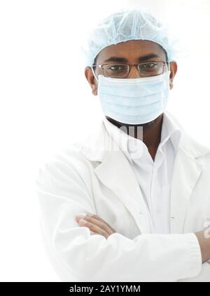 Selbstbewusster afroamerikanischer männlicher Chirurg lächelnd Stockfoto