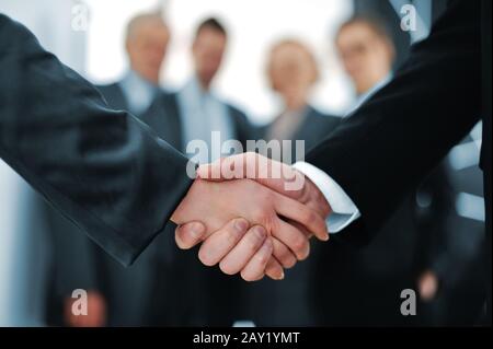 Handshake vor Geschäftsleute Stockfoto