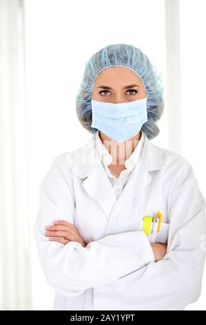 Ein weiblicher Arzt, der im Krankenhaus eine Maske trägt Stockfoto