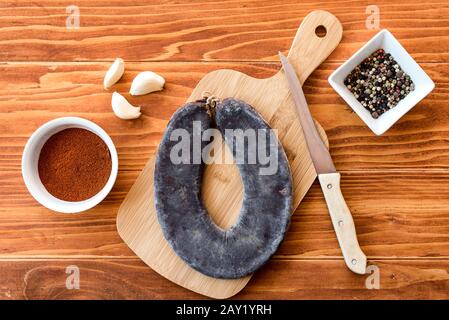 Spezielle Pirot-Wurst mit Hufeisen - Peglana Pirotska kobasica, aus Kalbfleisch, Schaf- und Ziegenfleisch, mit Knoblauch und gemischtem Pfeffer Stockfoto