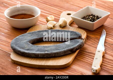 Spezielle Pirot-Wurst mit Hufeisen - Peglana Pirotska kobasica, aus Kalbfleisch, Schaf- und Ziegenfleisch, mit Knoblauch und gemischtem Pfeffer Stockfoto