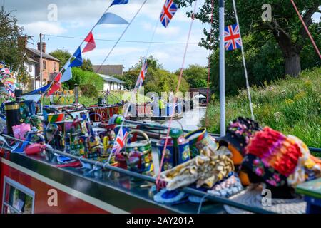 Besucher genießen das gute Wetter an der Whitchurch Whitchurch Canal Festival auf dem Arm vom Shropshire Union Canal in Shropshire. Stockfoto