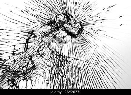 Risse an zerbrochenem Glas auf weißem Hintergrund. Stockfoto