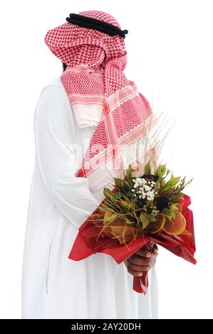 Der mittlere Ostmann versteckt sich hinter einer Rosen für seine Frau Stockfoto