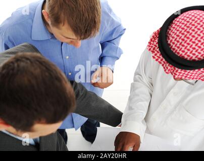 Architekten im Nahen Osten diskutieren über Konstruktionsentwurfprojekte Stockfoto
