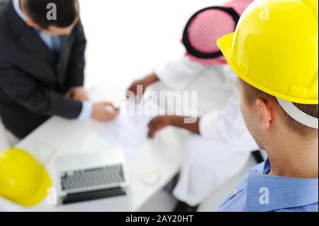 Multikulturelle Gruppe von Ingenieurarchitekten, die für ein neues Projekt planen Stockfoto