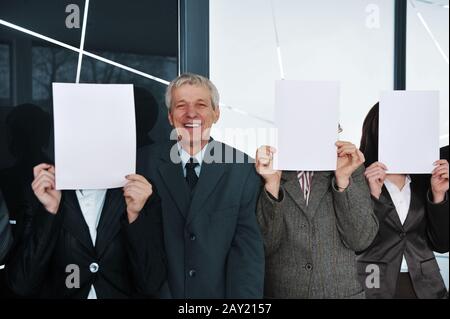 Chef und drei Geschäftsfrau halten White Papers Stockfoto
