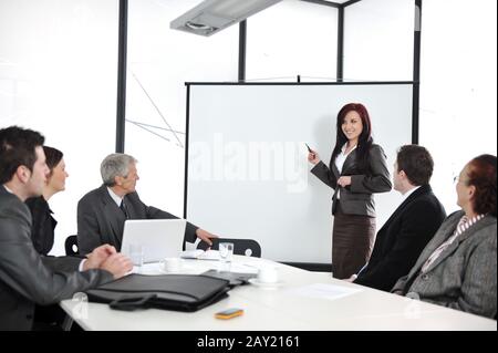 Business-Meeting - Gruppe von Menschen im Büro bei Präsentation Stockfoto