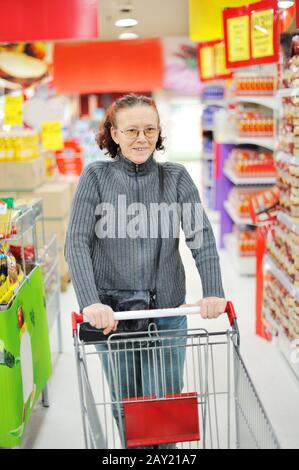 Ältere Frau im Supermarkt Stockfoto