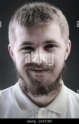 Porträt des jungen Mannes mit Bart Stockfoto