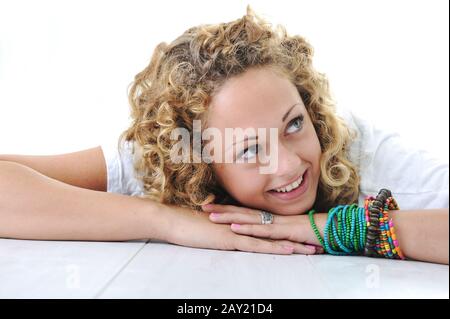 Mädchen im Teenager-Alter lügen und lächeln Stockfoto