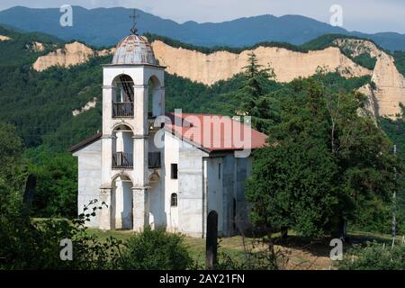 Bulgarien, Melnik, verlassenen Kirche und Felsformationen im Hintergrund Stockfoto