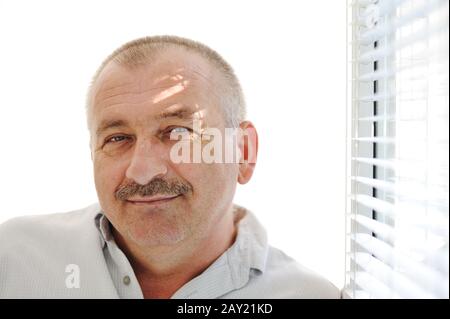 Leitender Mann im Innenbereich Stockfoto