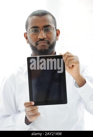 Afrikanischer Mann hält Tablet bereit für Ihre Nachricht Stockfoto