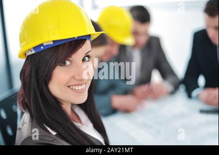 Geschäftsleute im Büro tragen einen Hut Stockfoto