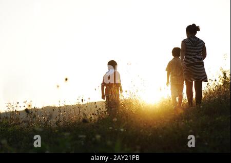Glückliche Kinder in der Natur bei Sonnenuntergang Stockfoto