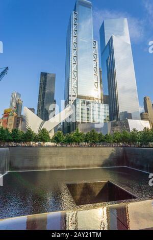 New York, USA - 20. August 2018: Blick auf das World Trade Center Memorial und den umliegenden Wolkenkratzer in Lower Manhattan, New York City Stockfoto