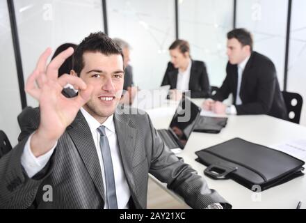 Porträt des jungen Geschäftsmann im Büro Stockfoto