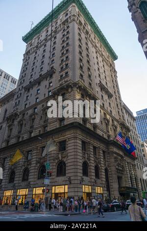 New York, USA - 20. August 2018: The Peninsula New York ist ein historisches Luxushotel an der Ecke Fifth Avenue und 55th Street. Stockfoto