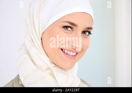 Fröhliche muslimische schöne Frau lächelnd Stockfoto