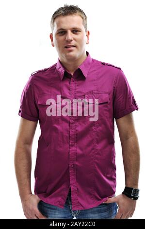 Junger Mann in violettem Hemd Stockfoto