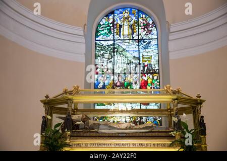Der gläsernen Sarkophag des Heiligen Ubaldo in der im XVI. Jahrhundert auf dem Berg Ingino in Gubbio, Umb, erbauten Basilika Sant'Ubaldo im Barock Stockfoto
