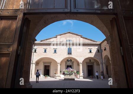 Die aus dem 16. Jahrhundert erbaute, barocke Basilika di Sant'Ubaldo auf dem Berg Ingino in Gubbio, Umbrien, Italien. August 2019 © Wojciech S Stockfoto