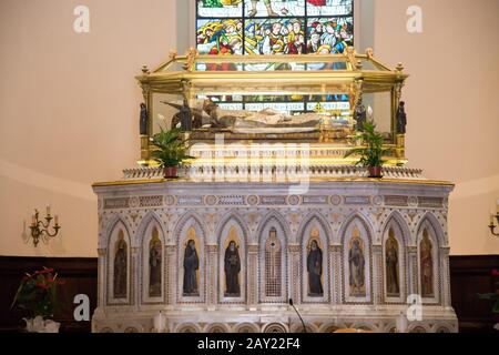 Der gläsernen Sarkophag des Heiligen Ubaldo in der im XVI. Jahrhundert auf dem Berg Ingino in Gubbio, Umb, erbauten Basilika Sant'Ubaldo im Barock Stockfoto