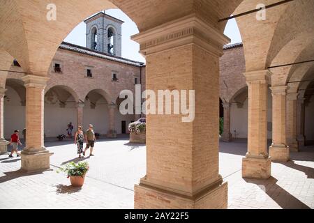 Die aus dem 16. Jahrhundert erbaute, barocke Basilika di Sant'Ubaldo auf dem Berg Ingino in Gubbio, Umbrien, Italien. August 2019 © Wojciech S Stockfoto