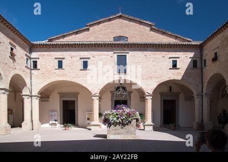 Die aus dem 16. Jahrhundert erbaute, barocke Basilika di Sant'Ubaldo auf dem Berg Ingino in Gubbio, Umbrien, Italien. August 2019 © Wojciech S Stockfoto