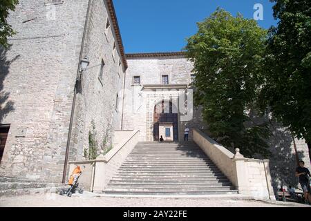 Die aus dem 16. Jahrhundert erbaute, barocke Basilika di Sant'Ubaldo auf dem Berg Ingino in Gubbio, Umbrien, Italien. August 2019 © Wojciech S Stockfoto